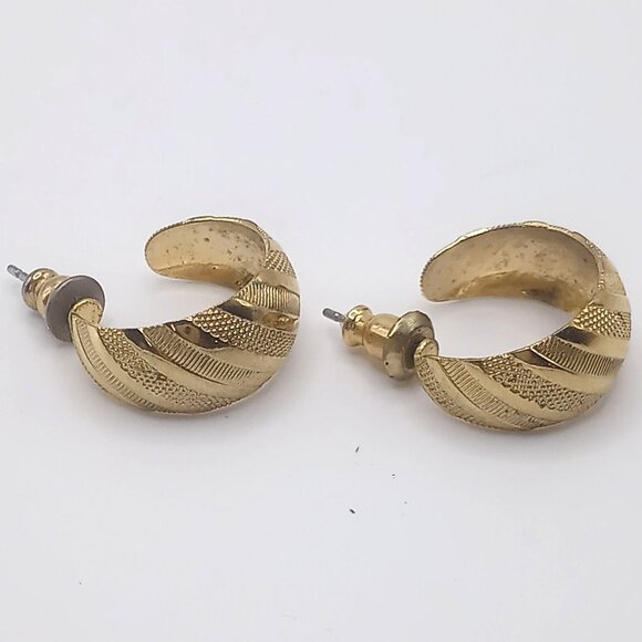 Vintage Gold Tone Textured Design Hoop Earrings Secure Screw Back Closure 0.75" - Picture 2 of 8